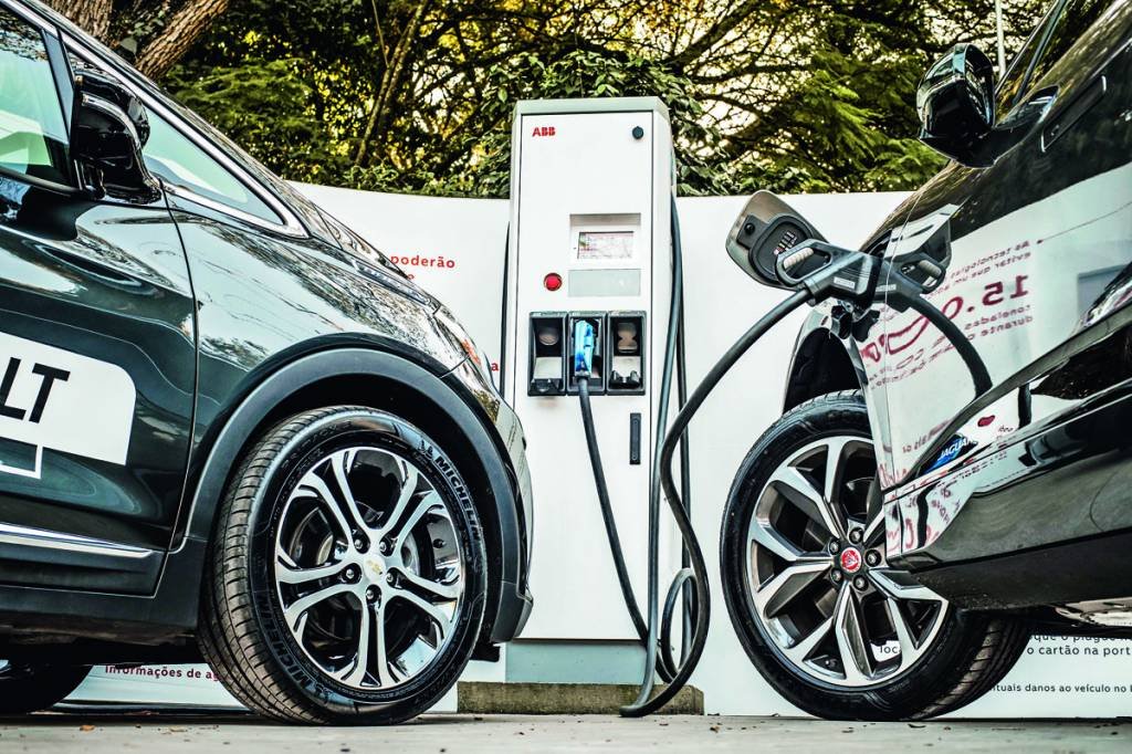 No Reino Unido, a venda de carros a gasolina e diesel será proibida a partir de 2030, enquanto a Alemanha aprovou uma extensão de quatro anos de subsídios para veículos elétricos. (Alexandre Battibugli/Arquivo Abril)