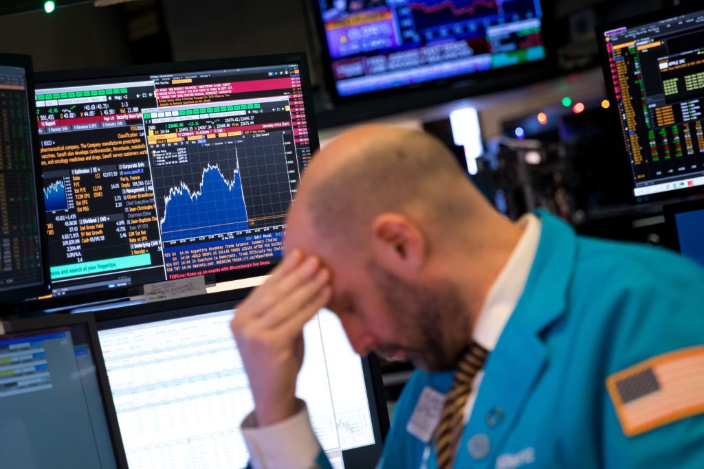 Operador na Bolsa de Nova York: queda de mais de 13% do S&P 500 de janeiro a abril de 2022 (Michael Nagle/Bloomberg via/Getty Images)
