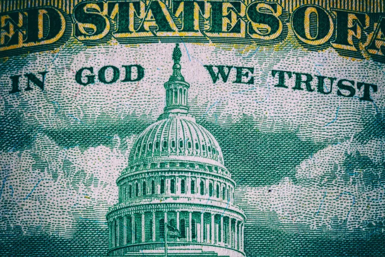 Parte de trás do dólar americano: "In God we trust" (confiamos em Deus) (Roberto Machado Noa / Colaborador/Getty Images)