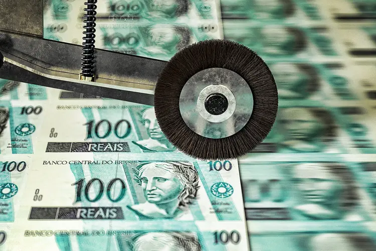 Notas de 100 reais sendo impressas (MediaProduction/Getty Images)