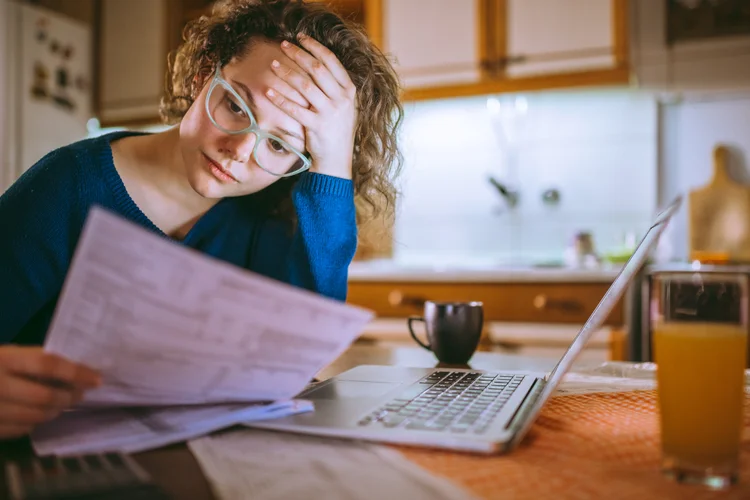 Comece a fazer uma faxina financeira nas suas despesas e poupe dinheiro (./Getty Images)