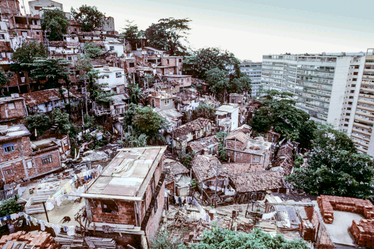 Favela contrasta com prédios residenciais, no Rio: Famílias de alta renda ainda estão gastando 11% abaixo das tendências pré-coronavírus; as de baixa, 2% a mais (John Seaton Callahan/Getty Images)