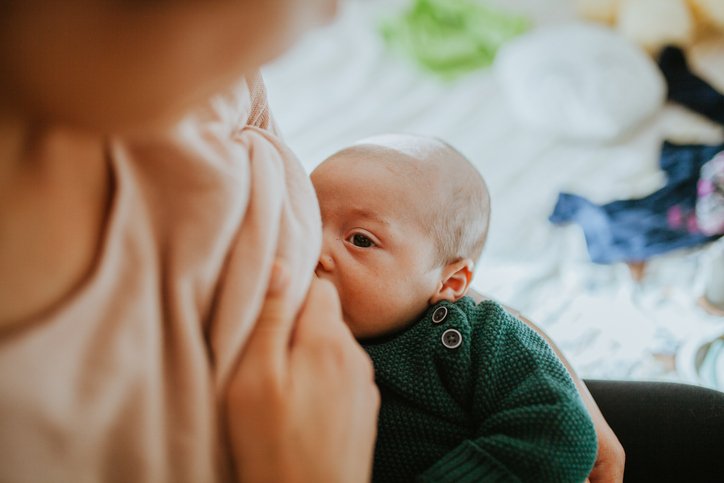 Mães com covid-19 devem continuar amamentando?