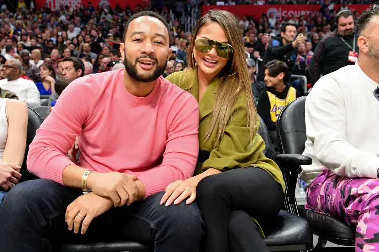 O cantor John Legend com a mulher, a modelo Chrissy Teigen: mansão à venda na Califórnia   (Allen Berezovsky/Getty Images)