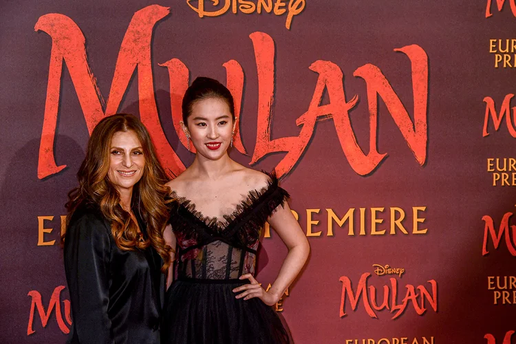 NIki Caro e Yiefei Liu em evento para o filme "Mulan": estreia no Disney+ (Dave J Hogan/Getty Images)