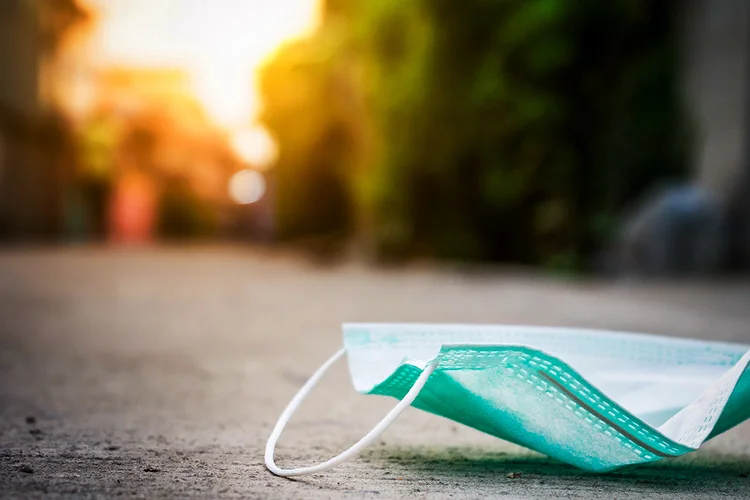 Descarte incorreto de máscaras pode causar problemas para o meio ambiente (Patcharanan Worrapatchareeroj/Getty Images)