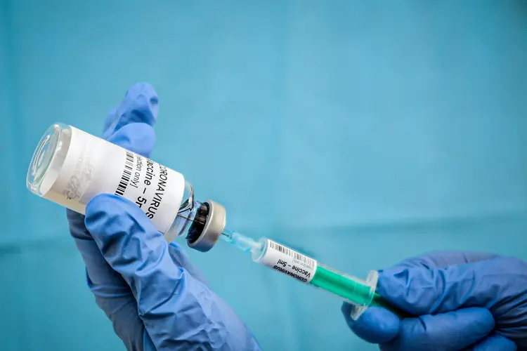À procura da vacina perfeita, Novavax acumula mais de 4.000% de alta no ano (Paul Biris/Getty Images)