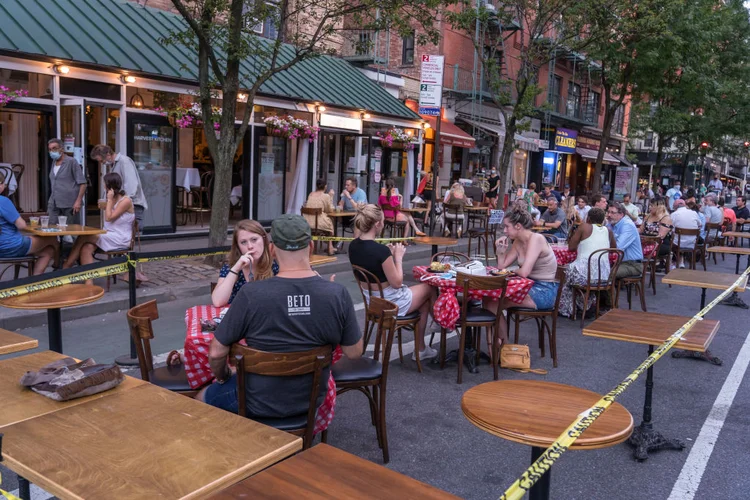 Nova York: cidade nos Estados Unidos permite usar o estacionamento na rua para colocar as mesas dos restaurantes. (Ron Adar/SOPA Images/LightRocket/Getty Images)