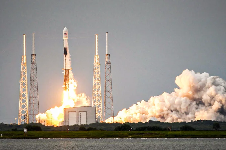 Falcon 9: foguete decolou no domingo (30) da base aérea da Flórida, nos Estados Unidos (Sopa Images/Getty Images)