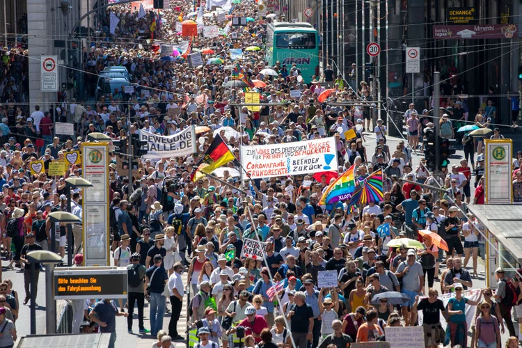 Alemanha: protestos em Berlim na tarde deste sábado (1) pedem o fim das restrições de distanciamento para combater o coronavírus (Maja Hitij / Equipe/Getty Images)