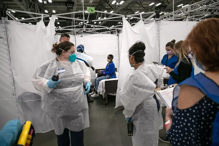 Texas: médicos são treinados para receber pacientes com Covid-19 (John Moore/Getty Images)