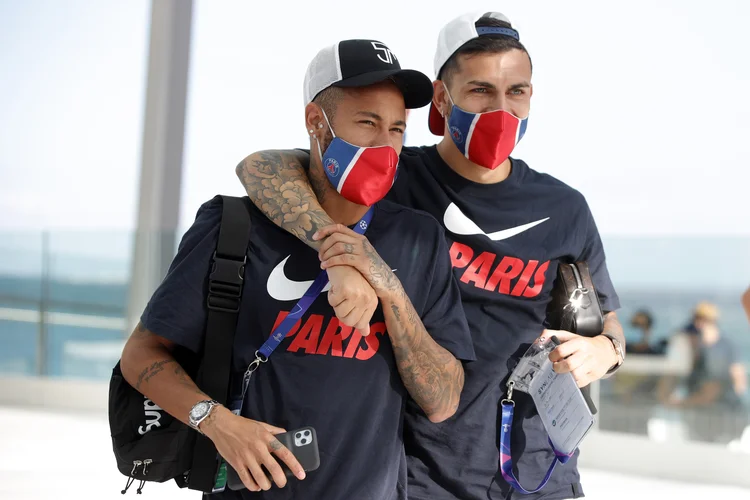 Neymar Jr e Mauro Icardi, de máscaras, chegam para treinar antes da final da Liga dos Campeões 2020, em Lisboa (Paris Saint-Germain Football/PSG/Getty Images)