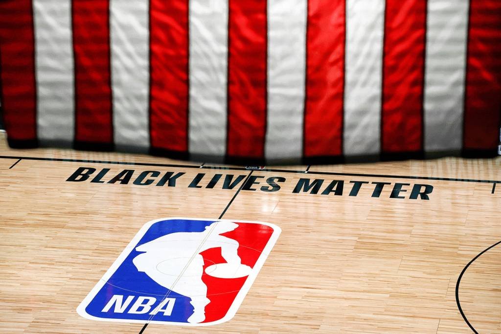 Times fazem boicote histórico, e NBA adia rodada de playoffs após protesto