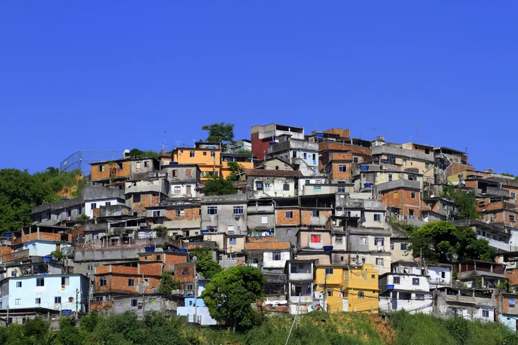 Favela no Rio: distanciamento social e as boas práticas de higiene são consagradas ferramentas no combate às pandemias. No entanto, esses recursos aparentemente simples não estão disponíveis para comunidades que vivem em condições precárias (Black ByChari/Getty Images)