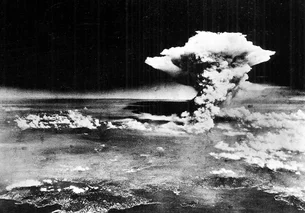 Hiroshima lembra 80 anos da bomba atômica e alerta sobre crescente ameaça nuclear global