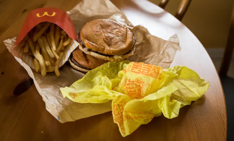 Fast-food: McDonald's, Burger King e outras embalagens de fast-food possuem produtos químicos tóxicos, de acordo com um novo estudo (Zbigniew Bzdak/Getty Images)