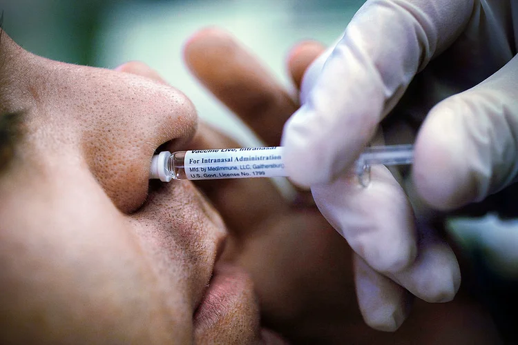 Spray: aplicação de vacinas por sprays já foi testada ainda em 2009, com uma vacina contra a gripe H1N1 (Joe Raedle / Equipe/Getty Images)