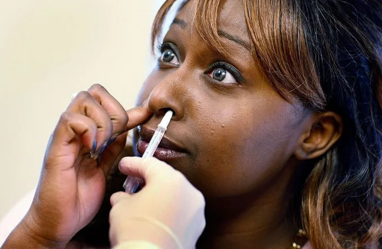 A farmacêutica AstraZeneca produziu vacinas em formato de spray nasal ainda durante o surto da gripe suína, em 2009 (Joe Raedle / Equipe/Getty Images)