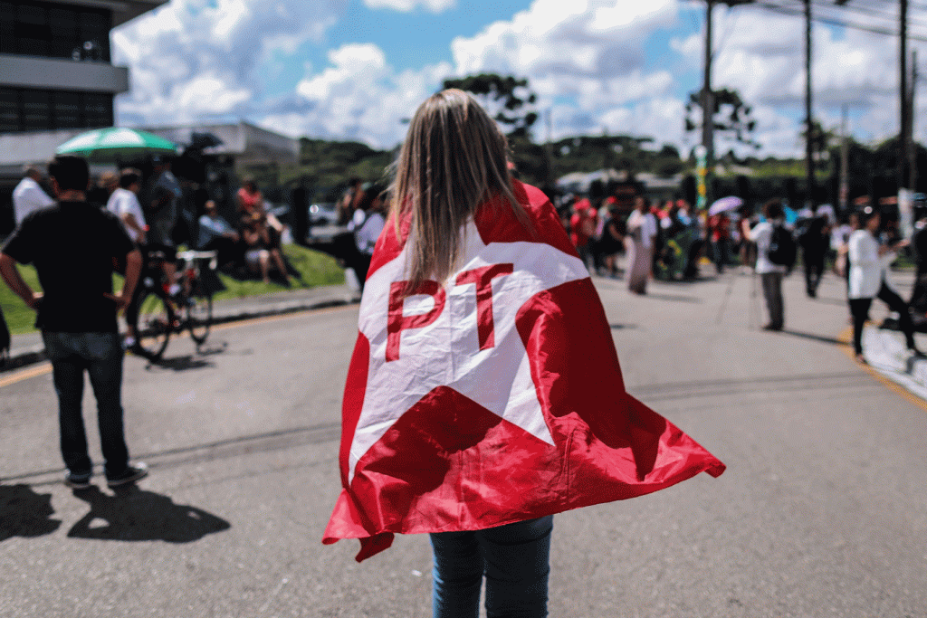 PT lança plano com lei de defesa da democracia e Mais Bolsa Família