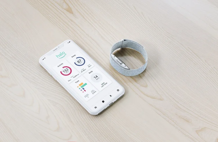 Aplicativo e pulseira: smartband Halo custará 99,99 dólares, enquanto a assinatura do aplicativo será de 3,99 dólares por mês, de acordo com a Amazon (Amazon/Divulgação)
