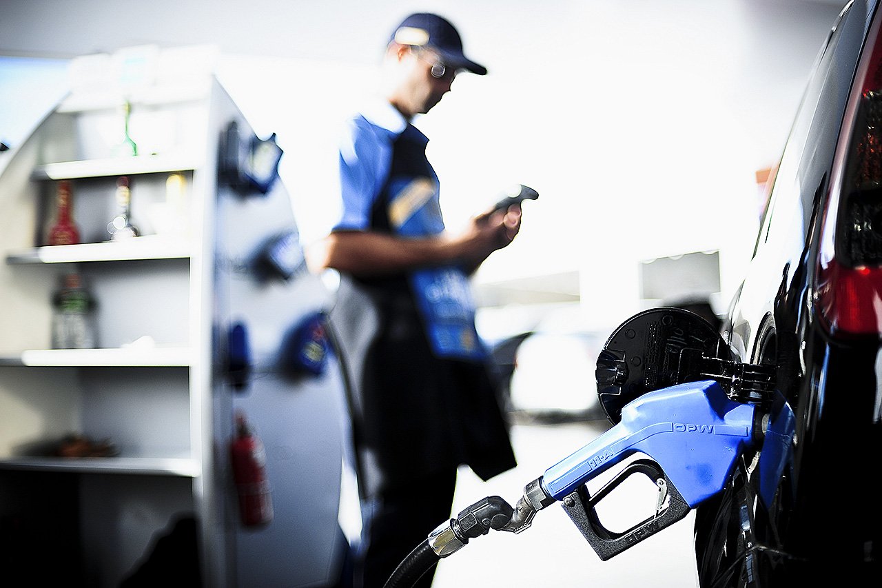 Governo do RJ usará Procon para obrigar posto a reduzir preço da gasolina