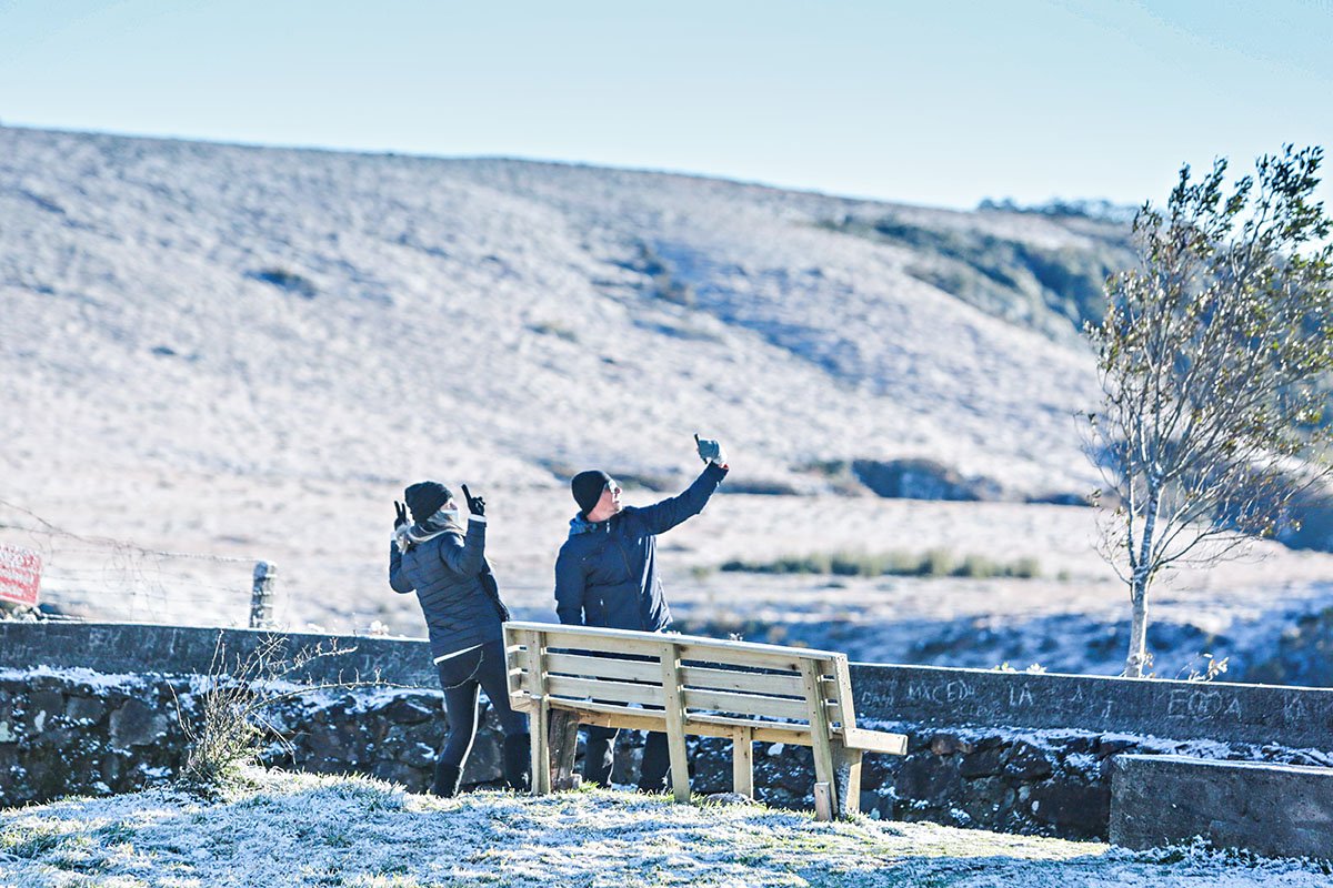 Turistas lotam hotéis e pousadas em SC e RS para ver neve