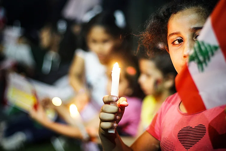 Crianças palestinas acendem velas em solidariedade ao povo libanês após explosão na região portuária de Beirute
05/08/2020
REUTERS/Ibraheem Abu Mustafa (Ibraheem Abu Mustafa/Reuters)