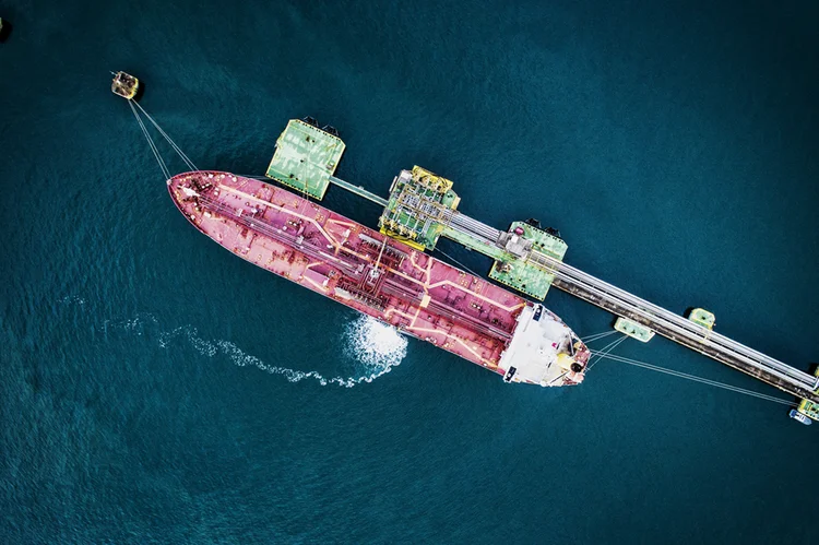 Navio petroleiro no canal de Ilhabela (SP): a Petrobras cortou custos para segurar a dívida (Edson Grandisoli/Pulsar)