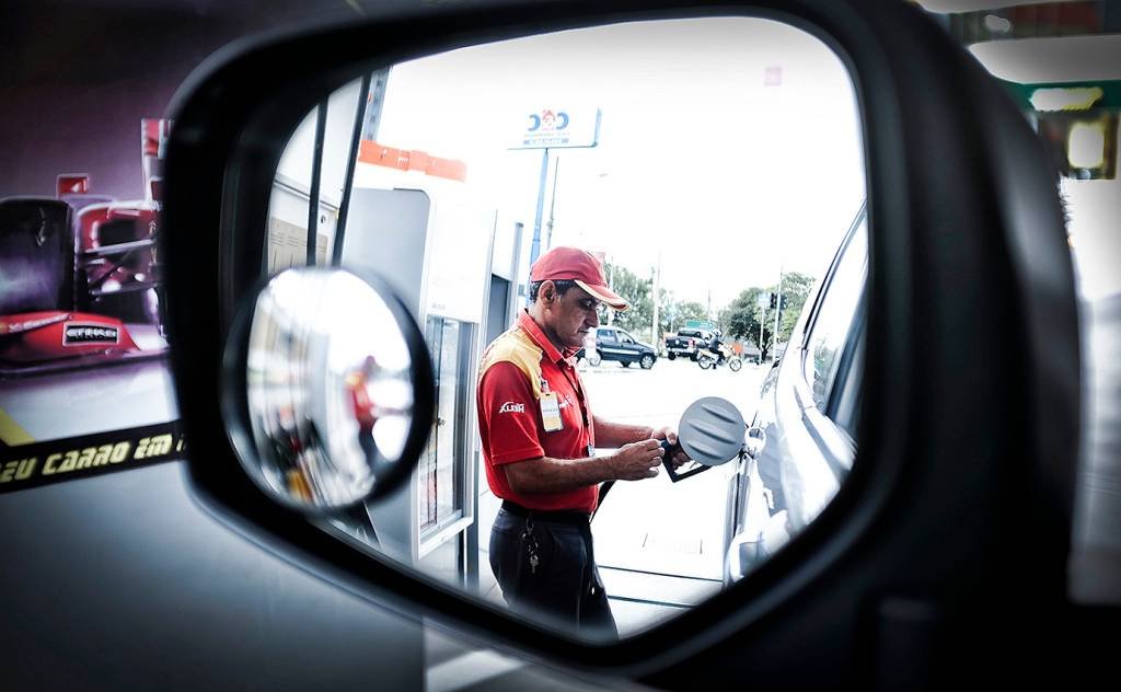 Postos de combustíveis no Brasil podem ter bandeira dos distribuidor ou "bandeira branca" (Alexandre Battibugli/Exame)