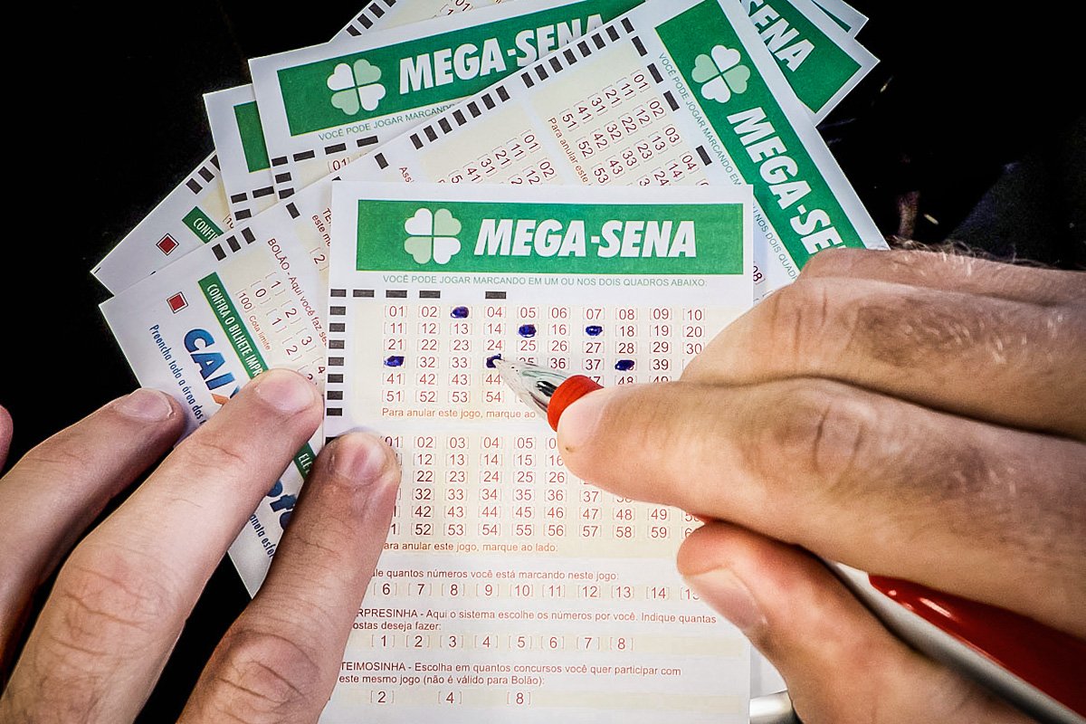 Mega-Sena acumula e prêmio sobe para R$ 12 milhões