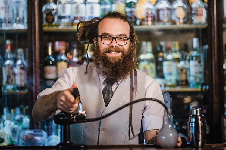 Destilados nacionais estão em alta; aprenda a fazer um drinque em casa