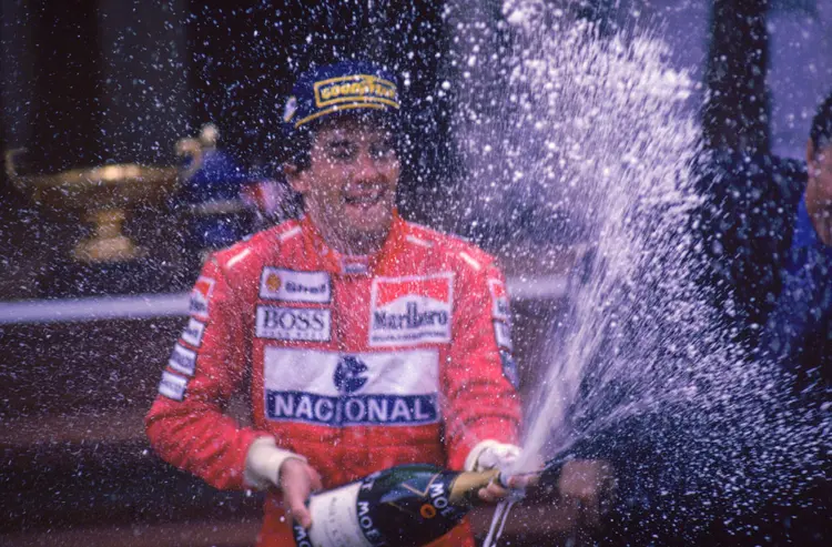 Ayrton Senna: comemorando vitória no GP de Mônaco pela Fórmula 1 (Lemyr Martins/Arquivo Abril)