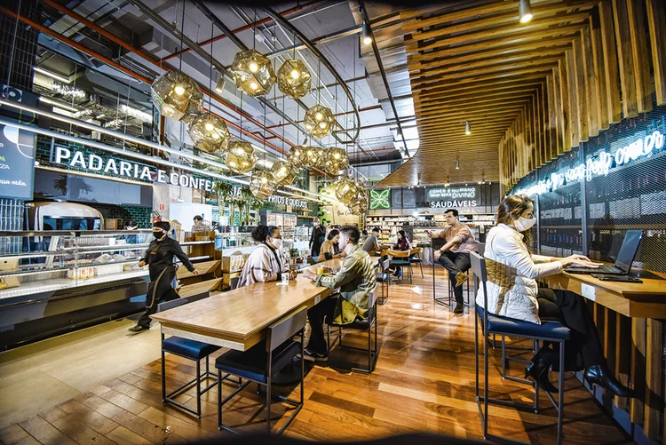 Área de Coworking no supermercado St Marche do shopping Villa-lobos: rede não descarta abrir capital na bolsa (Germano Lüders/Exame)