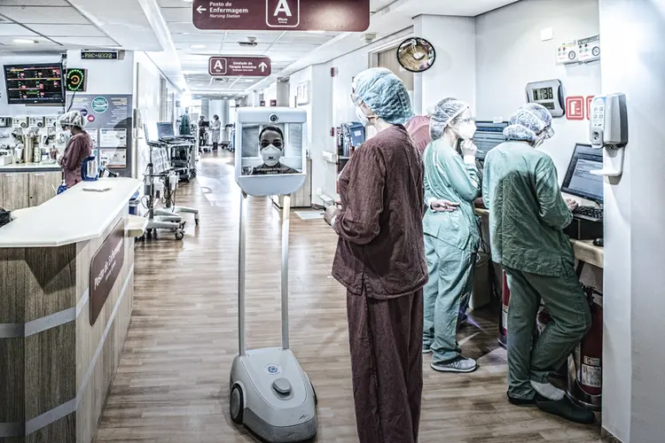 Robô de atendimento na UTI de covid-19 no Hospital Albert Einstein, em São Paulo: encurtando distâncias (Germano Lüders/Exame)