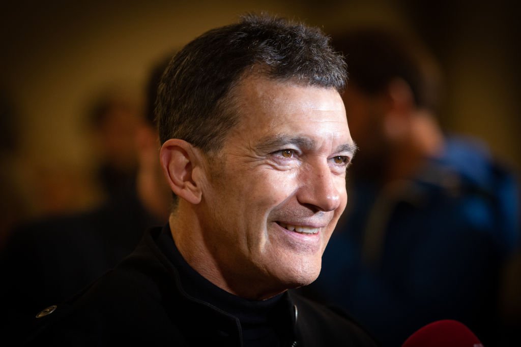 Em aniversário de 60 anos, Antonio Banderas revela que está com covid-19