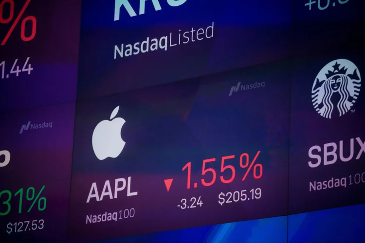 Símbolo da Apple em painel de ações da Nasdaq: setor em queda (Michael Nagle/Bloomberg/Getty Images)