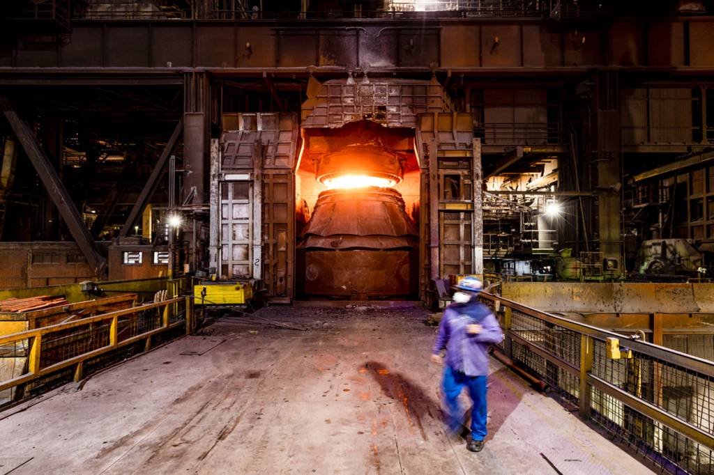 Empresas nacionais do setor de siderurgia serão beneficiadas com decisão do governo  (Leo Drumond/NITRO/Exame)