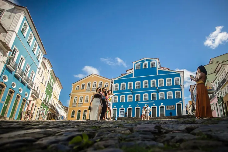 Ladeira do Pelourinho (arquivo): turistas tiram foto na Bahia, em 15 de agosto de  2020. (Bruna Prado/Getty Images)