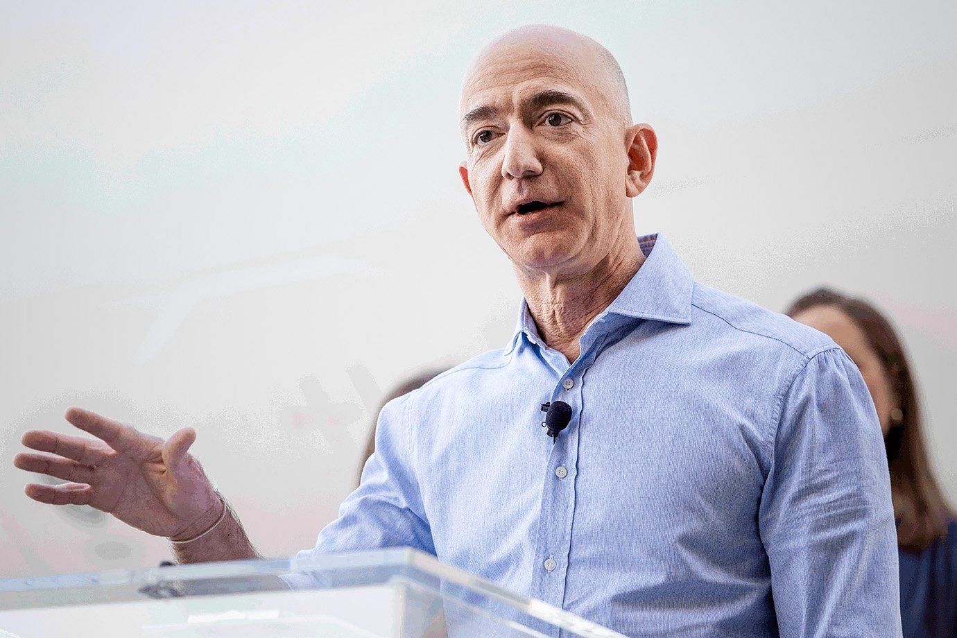 Em quanto tempo Jeff Bezos ganharia seu salário? Faça as contas