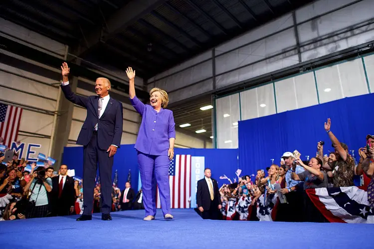 Joe Biden e Hillary Clinton na campanha presidencial de 2016: a candidata democrata liderava as pesquisas, mas perdeu estados decisivos na eleição (Mark Makela/Getty Images/Getty Images)