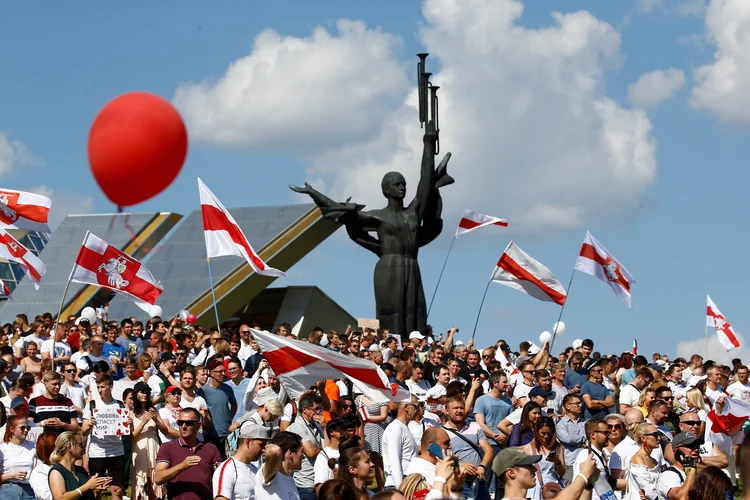 Protesto: cidadãos da Bielorrússia pedem a saída do líder Aleksandr Lukashenko, que está no poder há 26 anos (Vasily Fedosenko/Reuters)