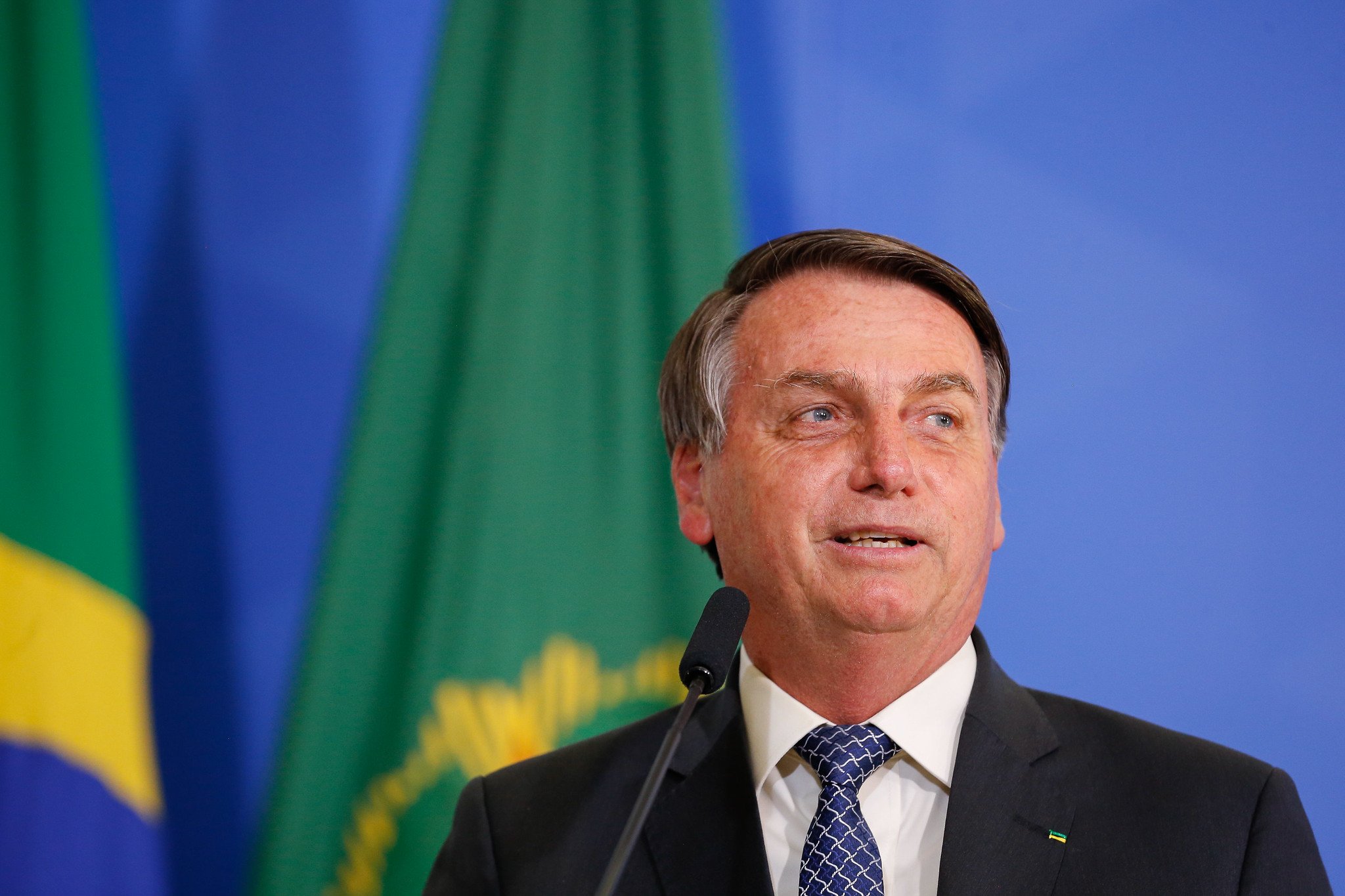 Bolsonaro Fala Em Manter Auxílio Até Fim Do Ano Entre R$ 200 E R$ 600 ...