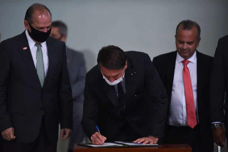 Bolsonaro assina medida provisória que cria o programa habitacional Casa Verde e Amarela, 25 de agosto de 2020.   (Andre Borges/Bloomberg)