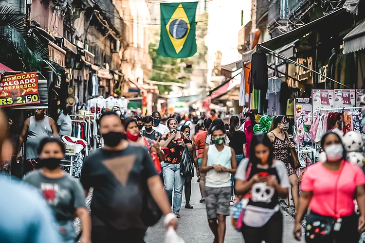 Uso de máscara: item reduz possibilidade de contágio. (Andre Coelho/Bloomberg)