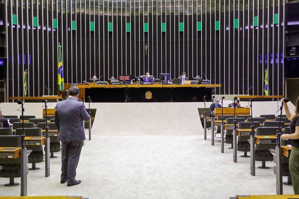 Sessão na Câmara dos Deputados em meio à pandemia: retomada de votações pelos deputados (Michel Jesus/Agência Câmara)