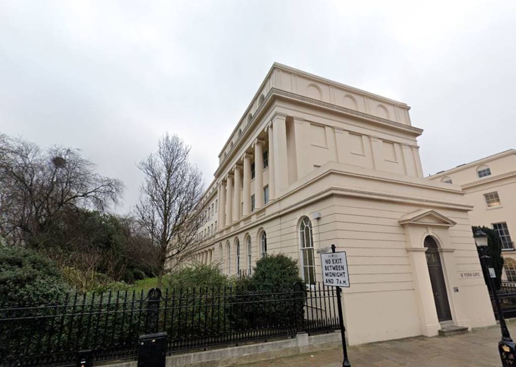 Entrada da casa projetada pelo arquiteto John Nash, colocada à venda por 1,3 bilhão de reais, em Londres (Google Maps/Reprodução)