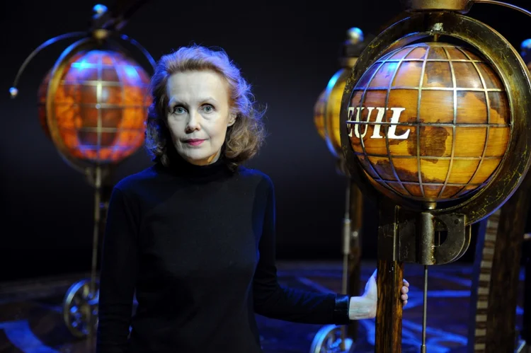 A compositora Kaija Saariaho durante um ensaio de sua ópera "Emilie" no teatro da Ópera de Lyon, França (af/AFP)