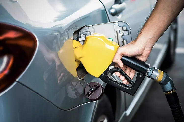 Brasil é caso único em que se pode escolher entre abastecer com etanol puro ou gasolina (Busakorn Pongparnit/Getty Images)