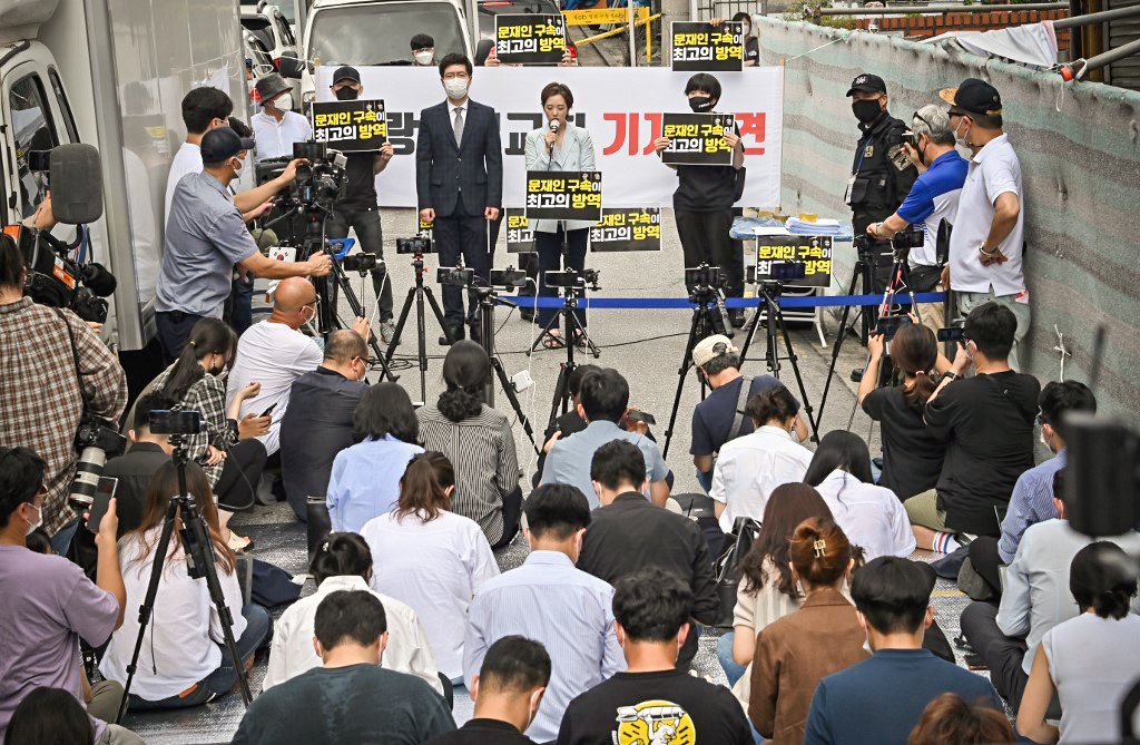 Coreia do Sul: advogado da Igreja Sarang Jeil dá uma entrevista coletiva sobre a onda de contaminação (Jung Yeon-je/AFP)