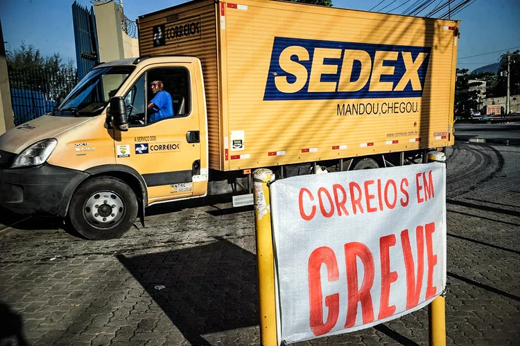 Quase metade dos comerciantes consultados pela E-Commerce Brasil planeja contratar transportadoras de grande porte para dar conta da demanda antes atendida pelos Correios (Fernando Frazão/Agência Brasil)